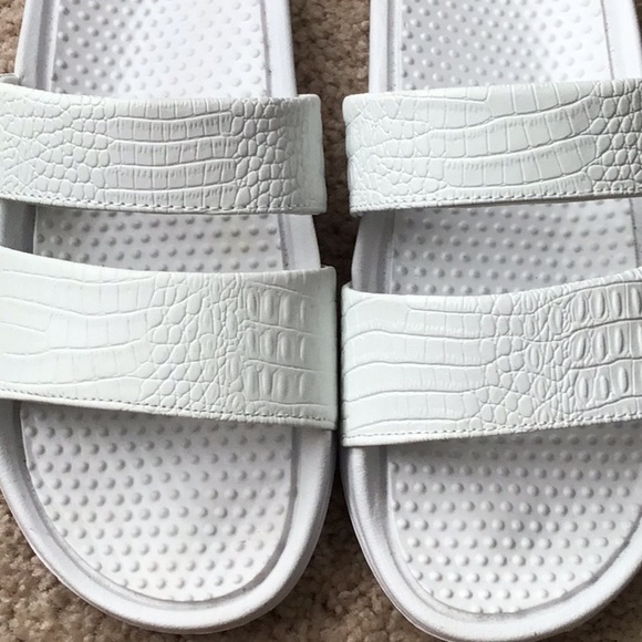 Dick's Sporting Goods Pool/Beach White Slides Size 6 in EUC - Picture 2 of 4